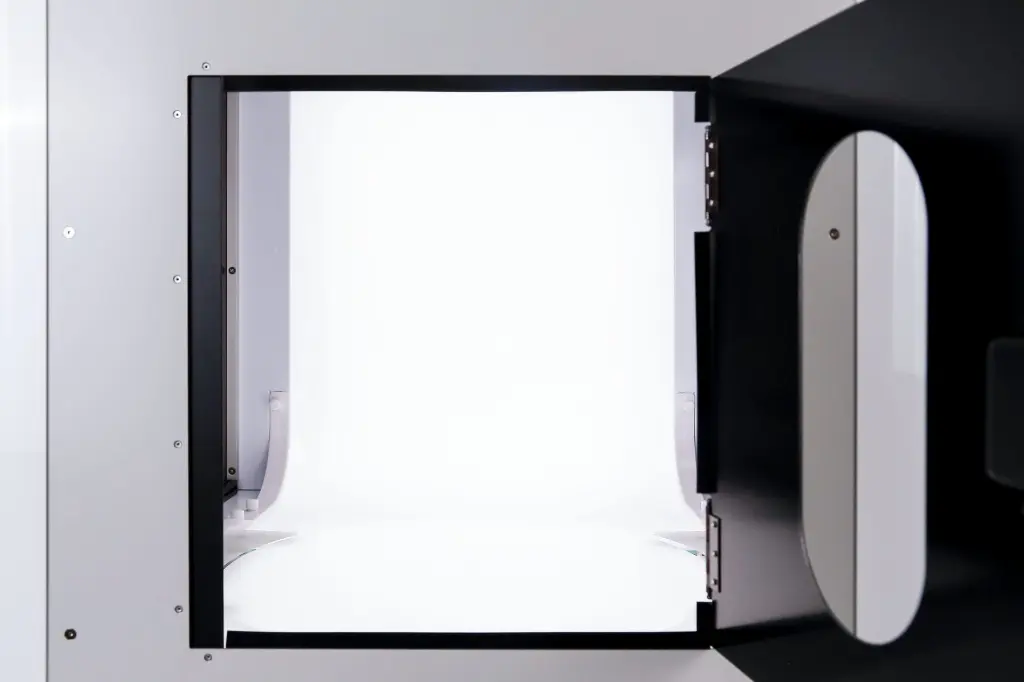 3d-photobench-180-front-door-open-inside.webp
